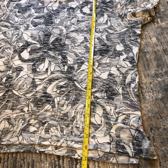 Croft & Barrow PL SS floral print tee in greys - Picture 5 of 7